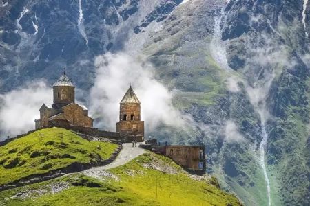 Kazbegi-kerk-bergen van georgie