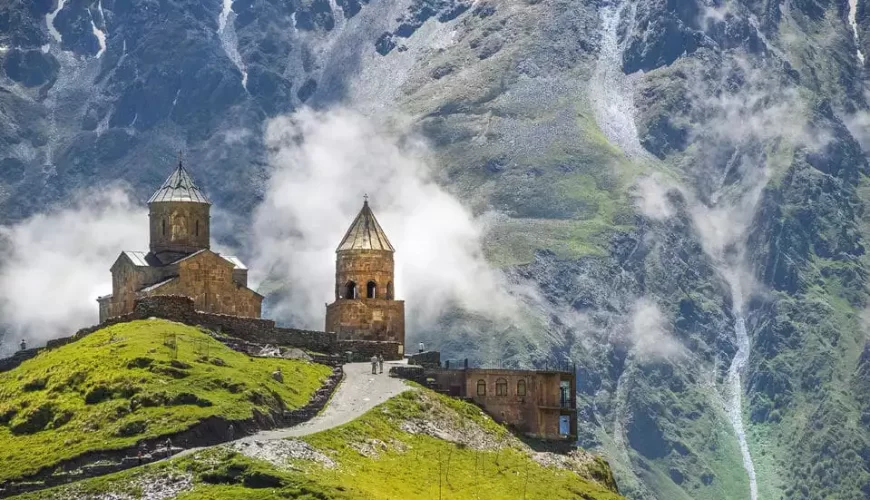 Kazbegi-kerk-bergen van georgie