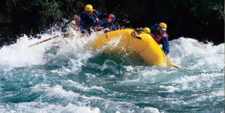 Wildwater raften op een rivier in Georgië
