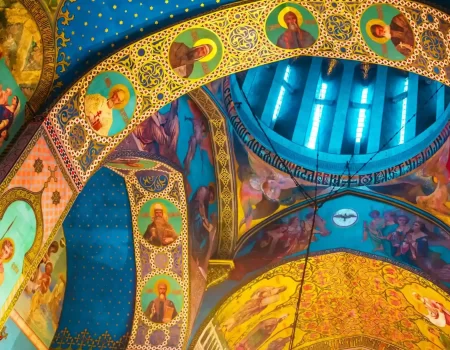 Samebakathedraal-insaide-Tbilisi-Georgie-scaled