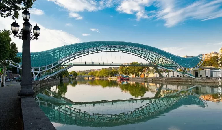 Tbilisi brug Bridge of Peace Georgie