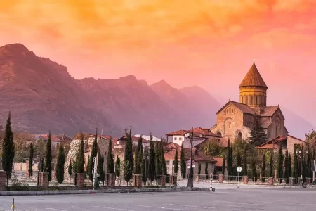 geweldige zonsondergang van Svetitskhoveli kathedraal en bergen in de zonsondergang Mtskheta, Georgia