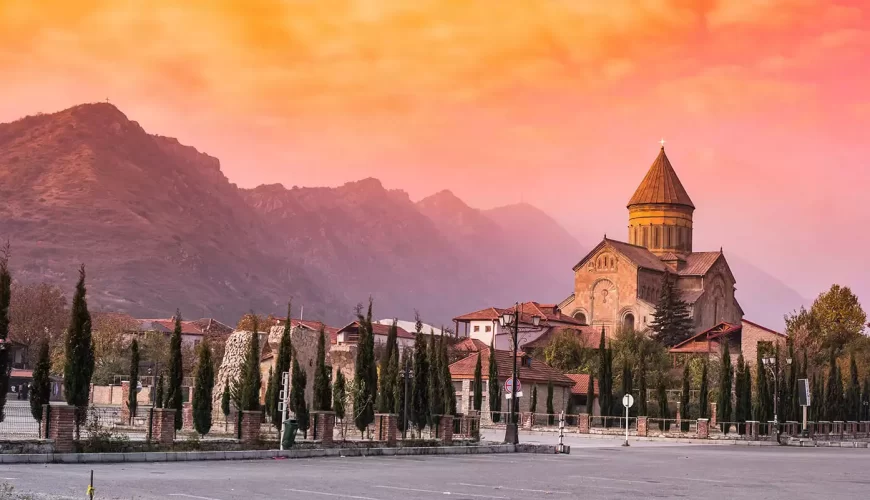 geweldige zonsondergang van Svetitskhoveli kathedraal en bergen in de zonsondergang Mtskheta, Georgia