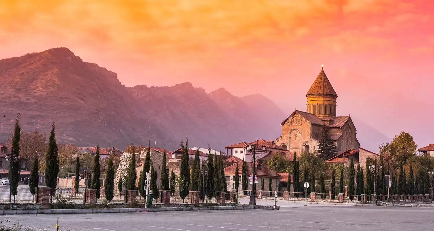 geweldige zonsondergang van Svetitskhoveli kathedraal en bergen in de zonsondergang Mtskheta, Georgia