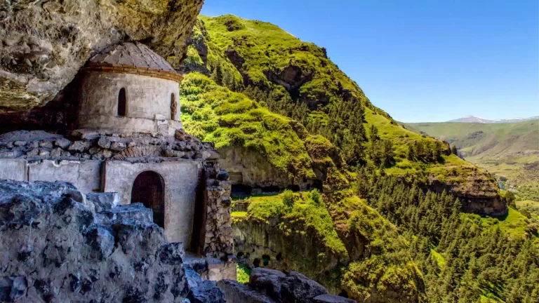 monastery-vardzia-Georgie