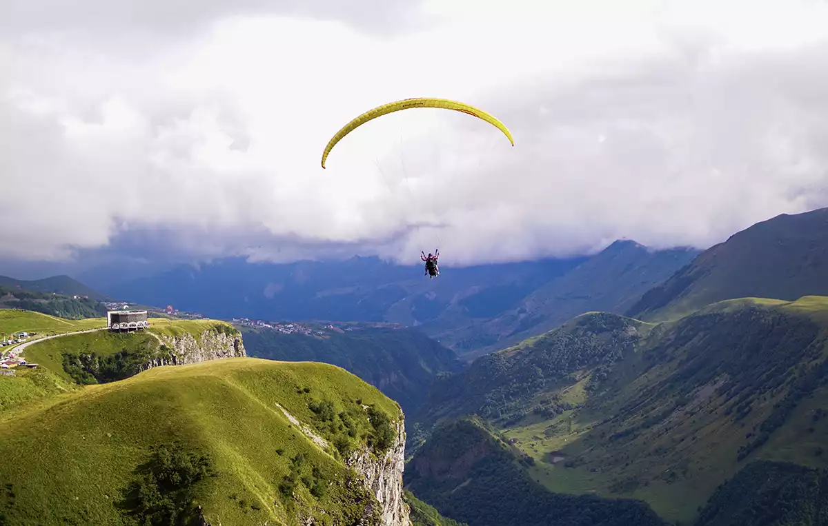 paragliding-in-gudauri-Georgie