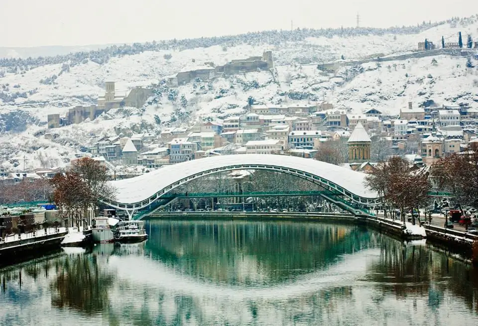 tbilisis-old-town-and-the-bridge-of-peace-in-winter-georgie