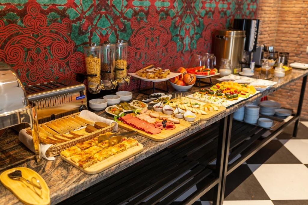 Buitenzijde — voorbeeld hotel nabij vertrek Tbilisi