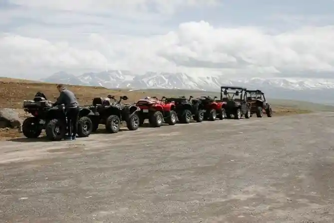 Quad rijden in bergachtig terrein bij Kazbegi