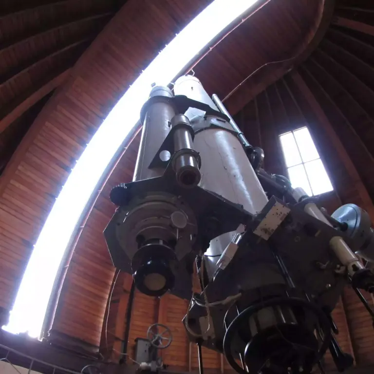 Een telescoop in het observatorium van Abastumani