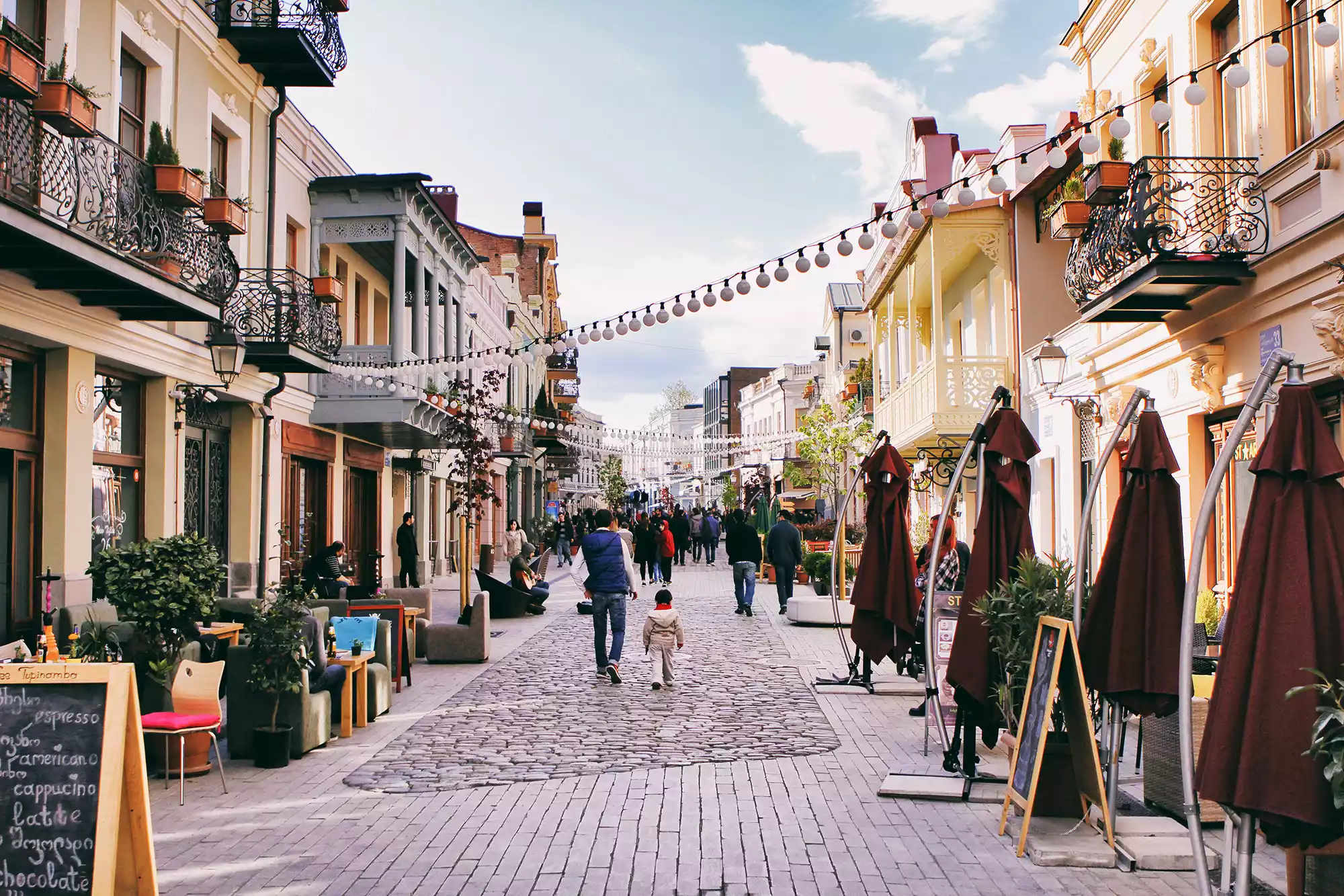 Davit Agmashenebeli Avenue op de linkeroever van Tbilisi, Georgië