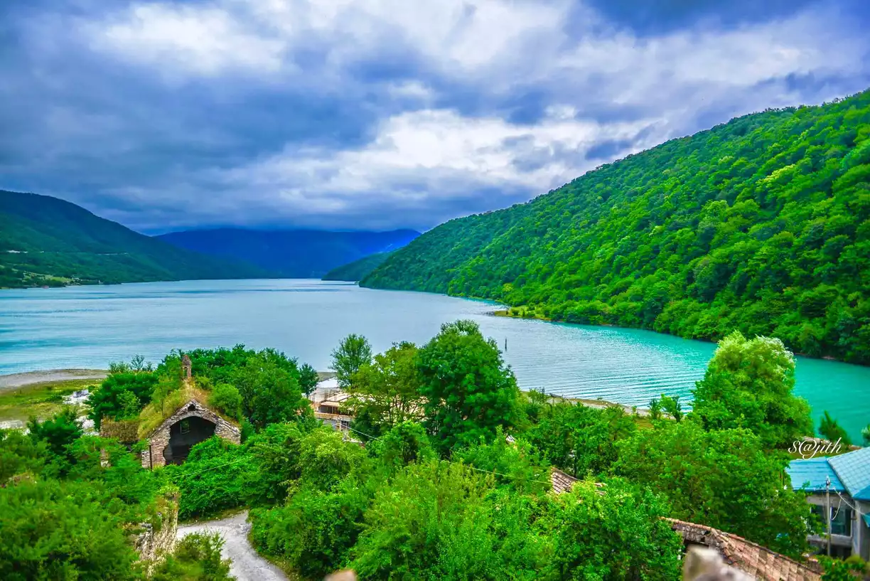 Het vestingcomplex van Ananuri aan het Zjinvali-stuwmeer, Georgië