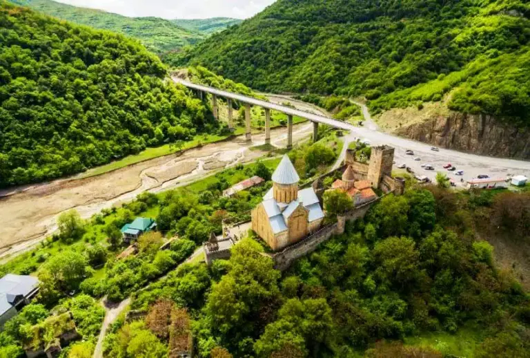 De Ananuri-vesting aan de Georgische Militaire Weg