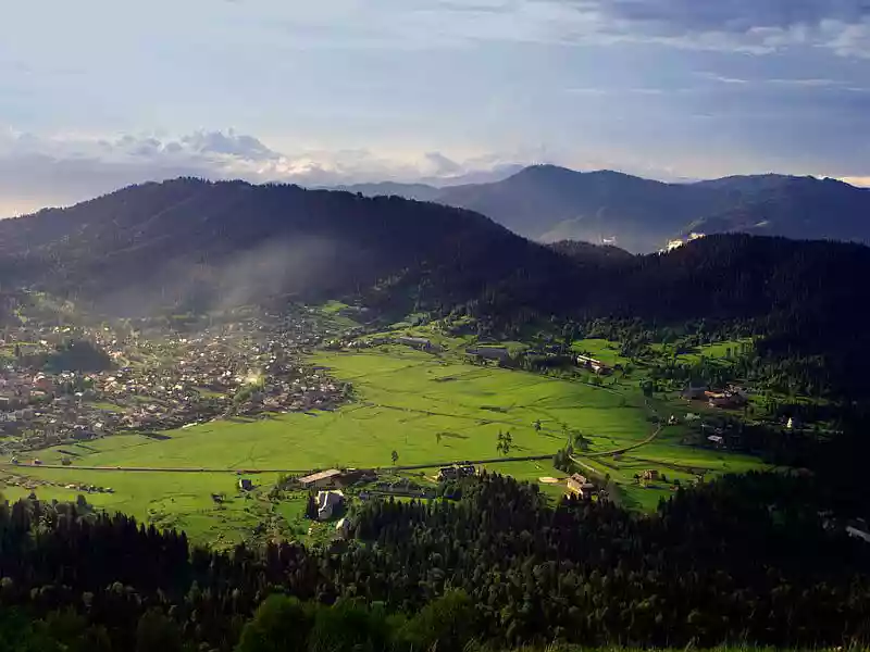 Bakoerjani in de zomer met beboste hellingen, Georgië