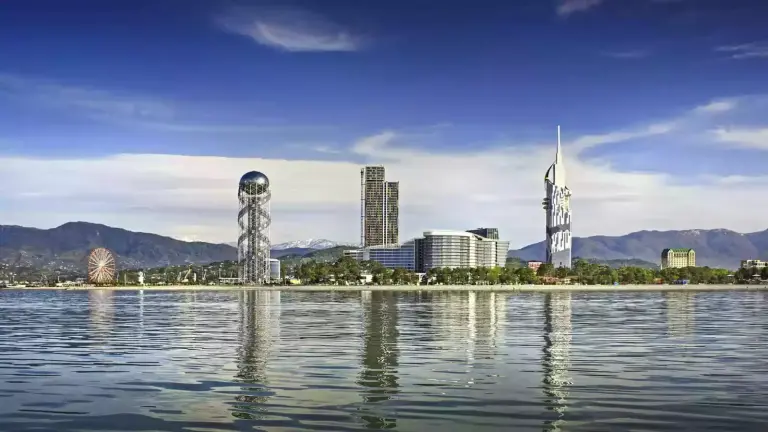 De skyline van Batoemi aan het water