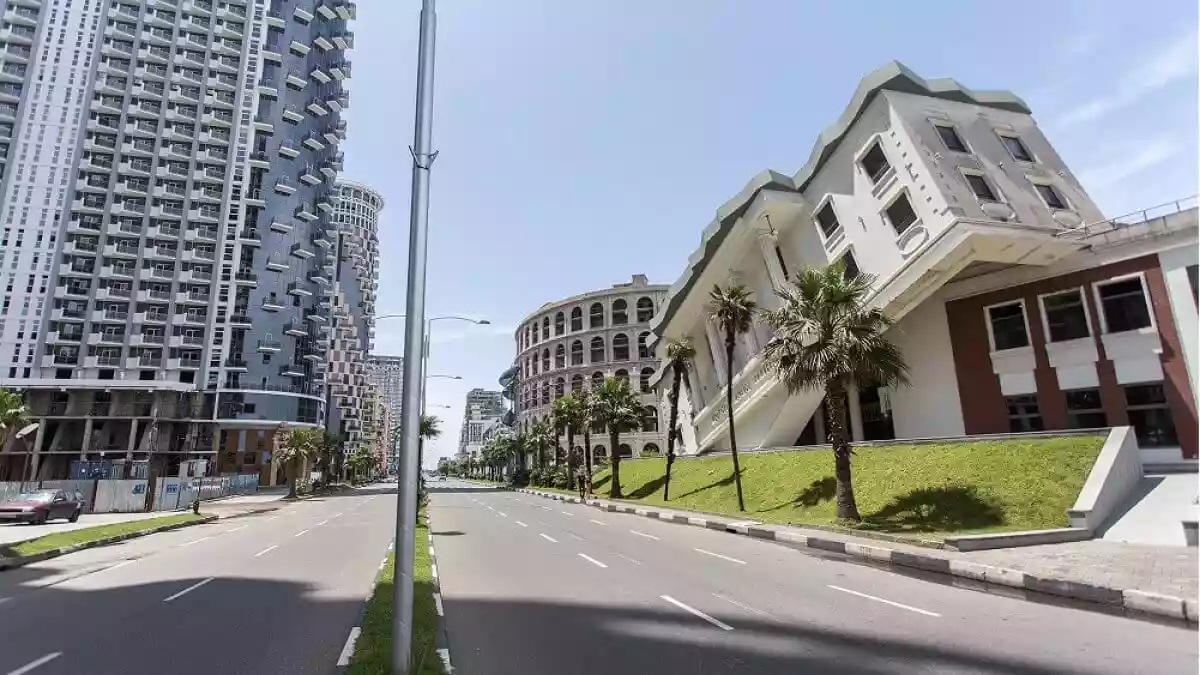 Het scheve huis van Batoemi aan de boulevard, Georgië
