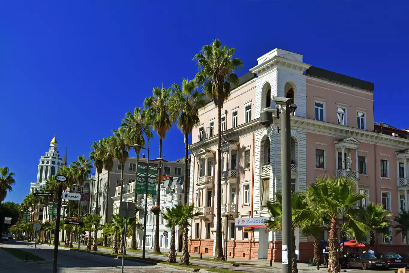 Straatje in de oude stad van Batoemi met historische gevels, Georgië