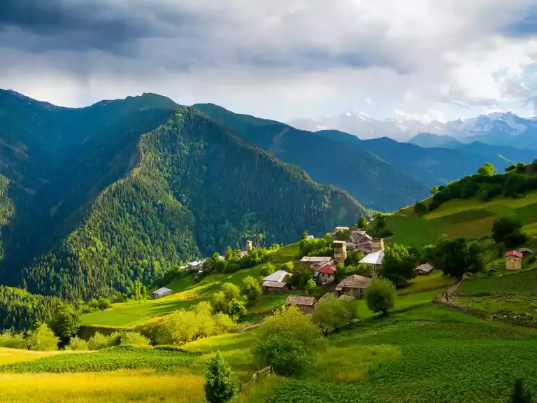 Groene hellingen en een bergdorp in Svanetië