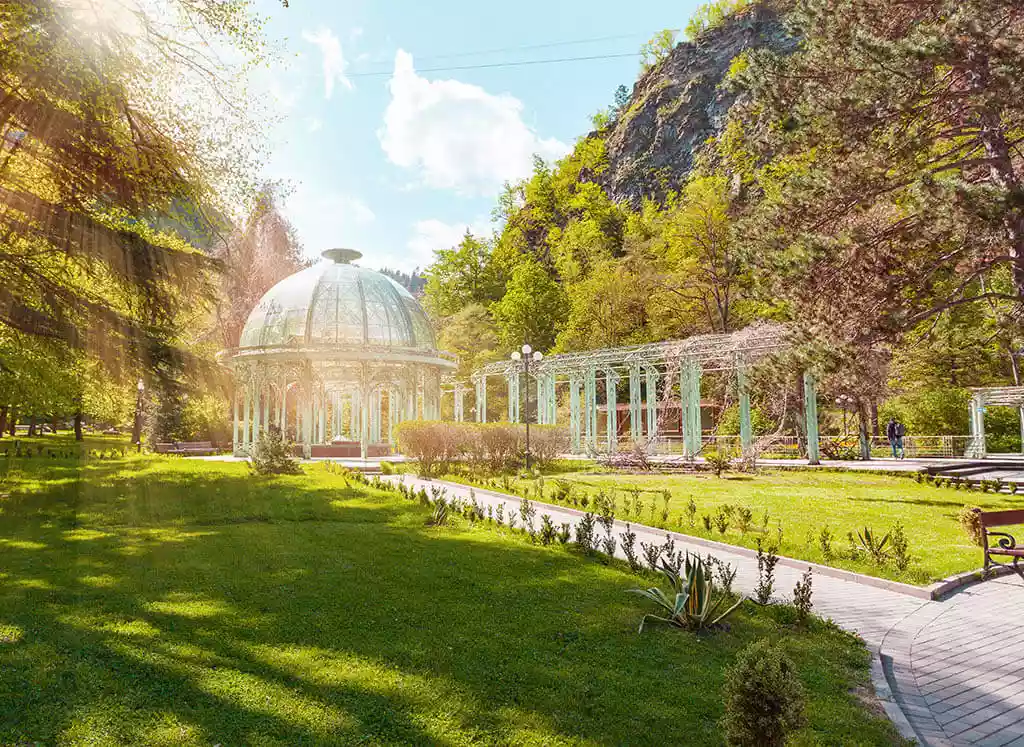 Het kuurpark van Bordzjomi met bossen en wandelpaden, Georgië
