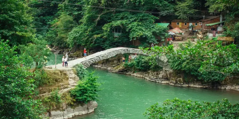 Adjara: de boogbrug en de waterval van Makhuntseti
