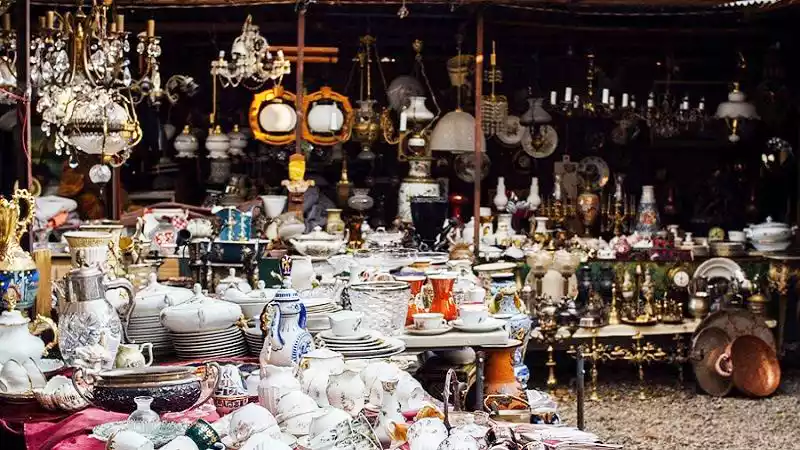 Antiekkramen op de Dry Bridge-markt aan de Mtkvari in Tbilisi