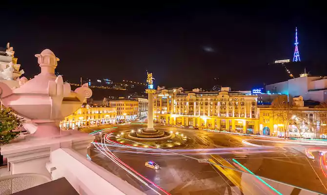 Het Vrijheidsplein met het Vrijheidsmonument in Tbilisi, Georgië