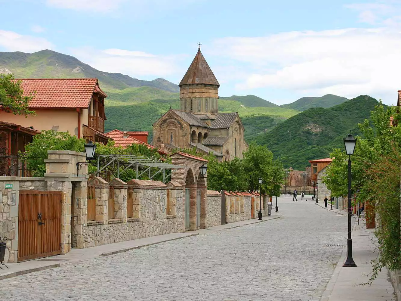 Monument in Mtskheta met de bergen van Mtskheta-Mtianeti op de achtergrond