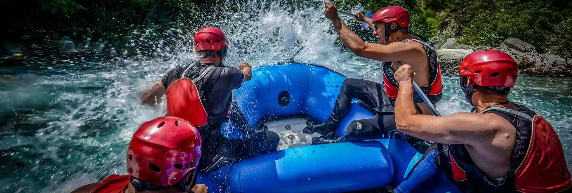 Raftingteam peddelt door een stroomversnelling in Georgië