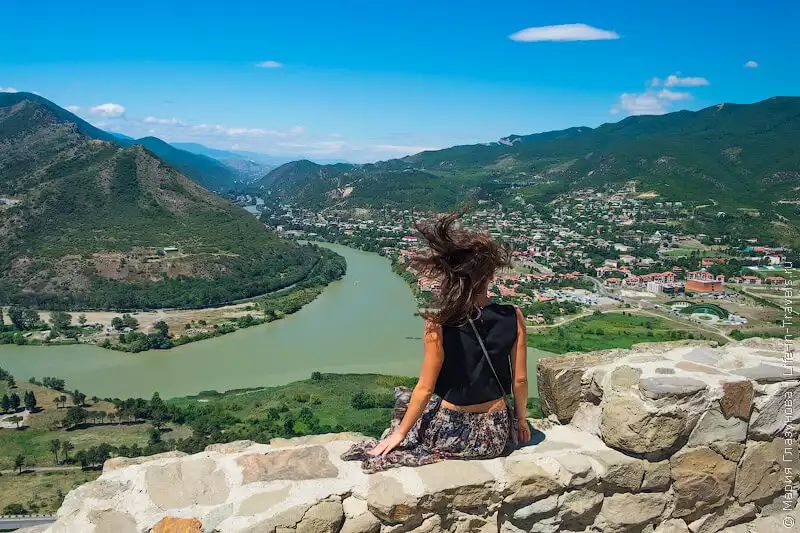 Het Jvari-klooster boven Mtskheta met uitzicht op de samenvloeiing van twee rivieren