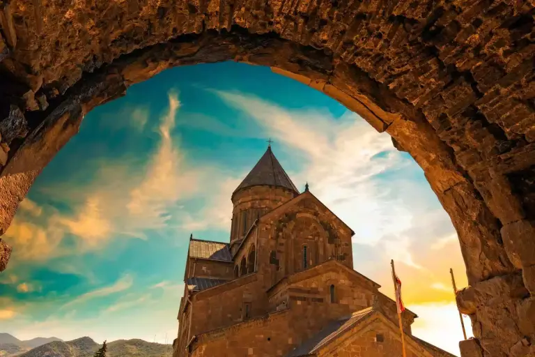De Svetitskhoveli-kathedraal, gezien door de poort in de ommuring