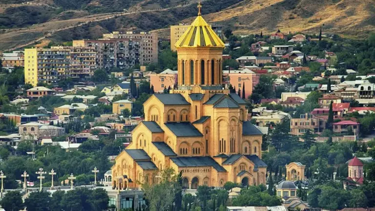 De Samebakathedraal boven Tbilisi