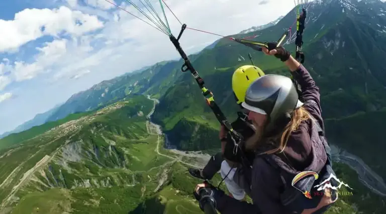 Paragliding boven het dal
