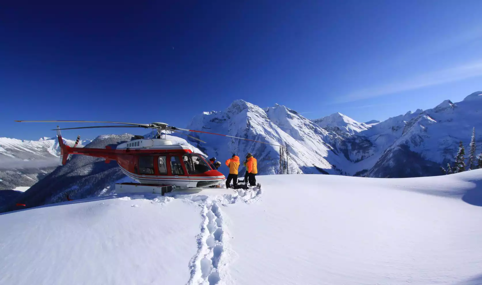 Helikopter voor heliskiën in de Kaukasus bij Gudauri, Georgië
