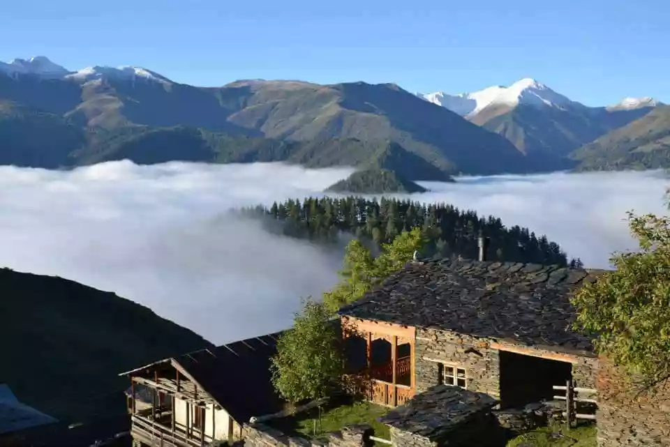 De torens van de vesting Keselo boven Omalo in Toesjeti, Georgië
