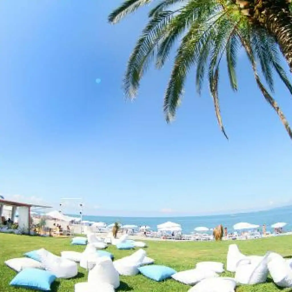Iveria Beach Club aan de kust van Batoemi, Georgië