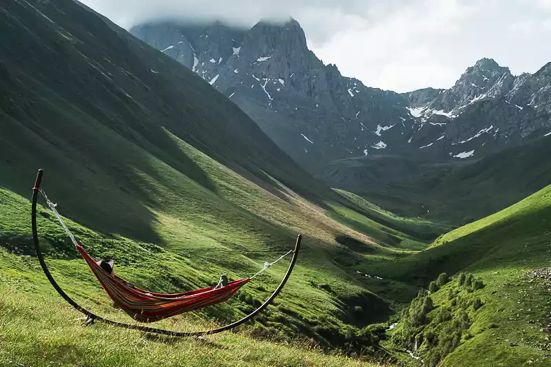 Het bergdorp Juta onder de Chaukhi-massief bij Kazbegi, Georgië
