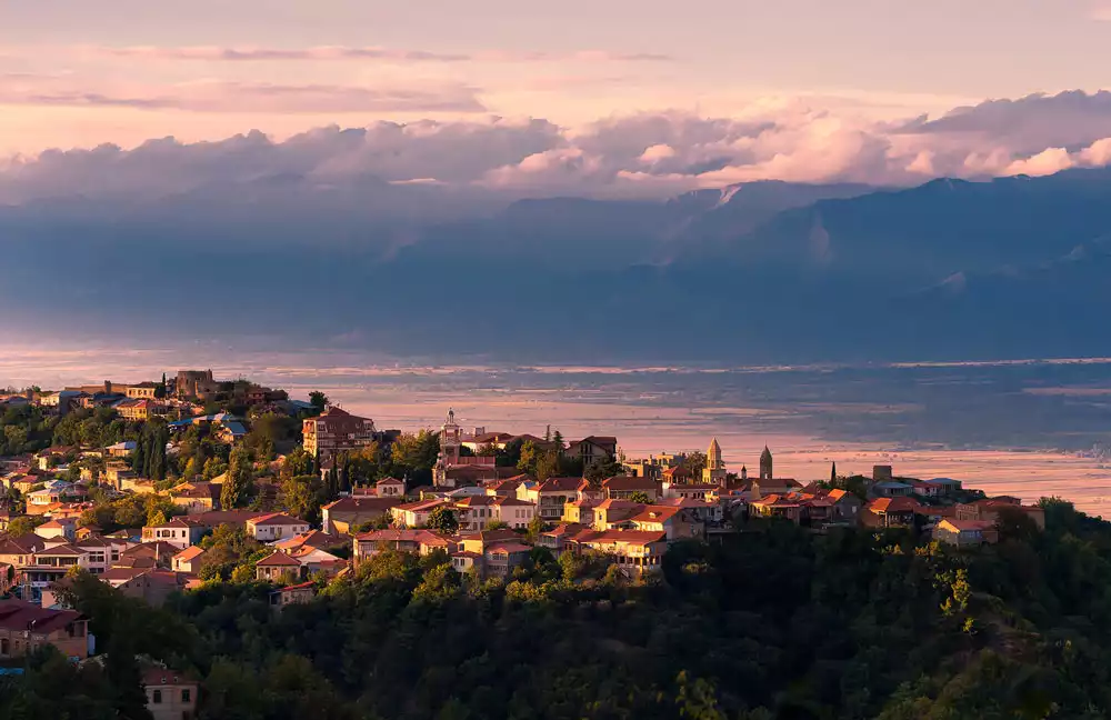 Signagi op de heuvelrand boven de Alazanivallei bij zonsondergang, Georgië