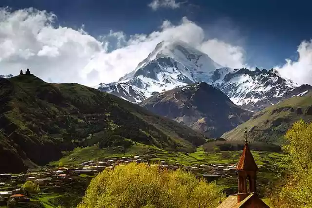 Berglandschap rond Stepantsminda in de Kazbegi-regio