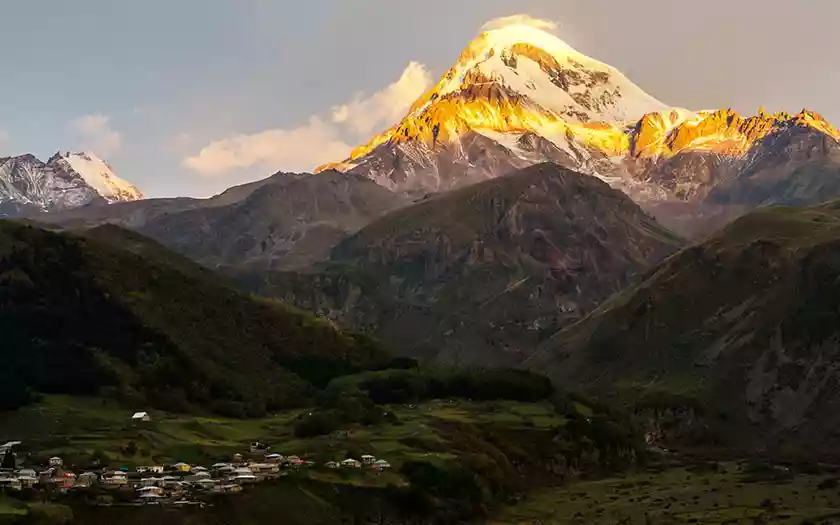 Het dorp Sno met zijn middeleeuwse toren in de vallei bij Kazbegi