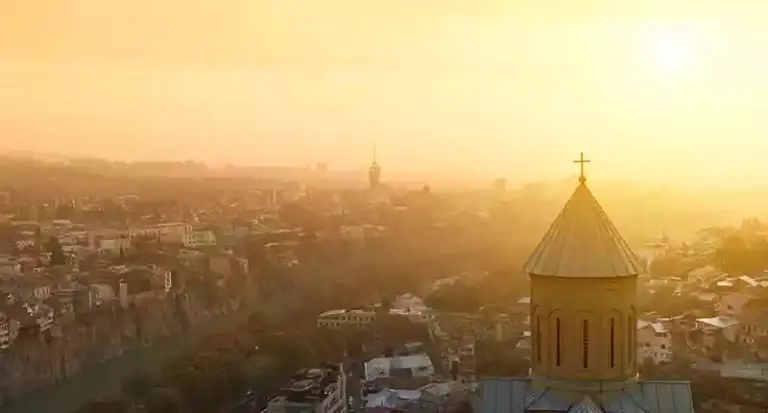 De Metechi-kerk boven Tbilisi bij zonsondergang