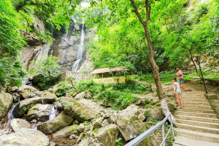 Trappen naar de waterval van Makhuntseti