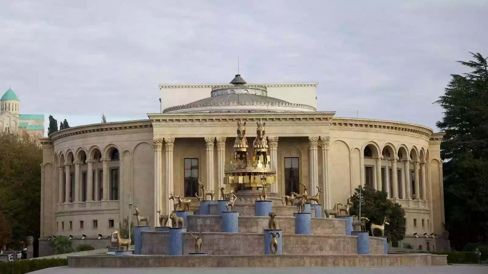 Het Colchis-fonteinplein in Koetaisi met vergulde diersculpturen voor het klassieke theatergebouw