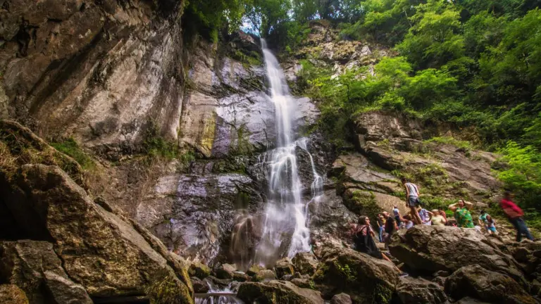 Adjara: de boogbrug en de waterval van Makhuntseti