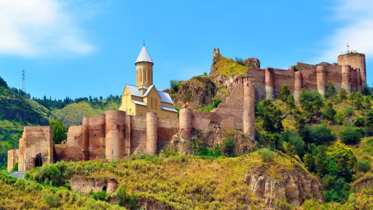 Uitzicht vanaf het Jvari-klooster over Mtskheta en de twee rivieren, Georgië
