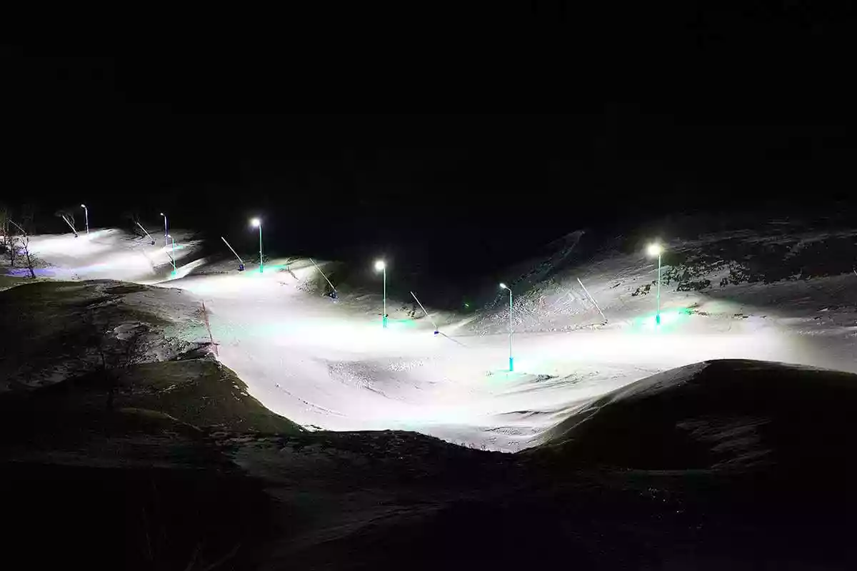 Verlichte piste tijdens het nachtskiën in Bakoerjani, Georgië