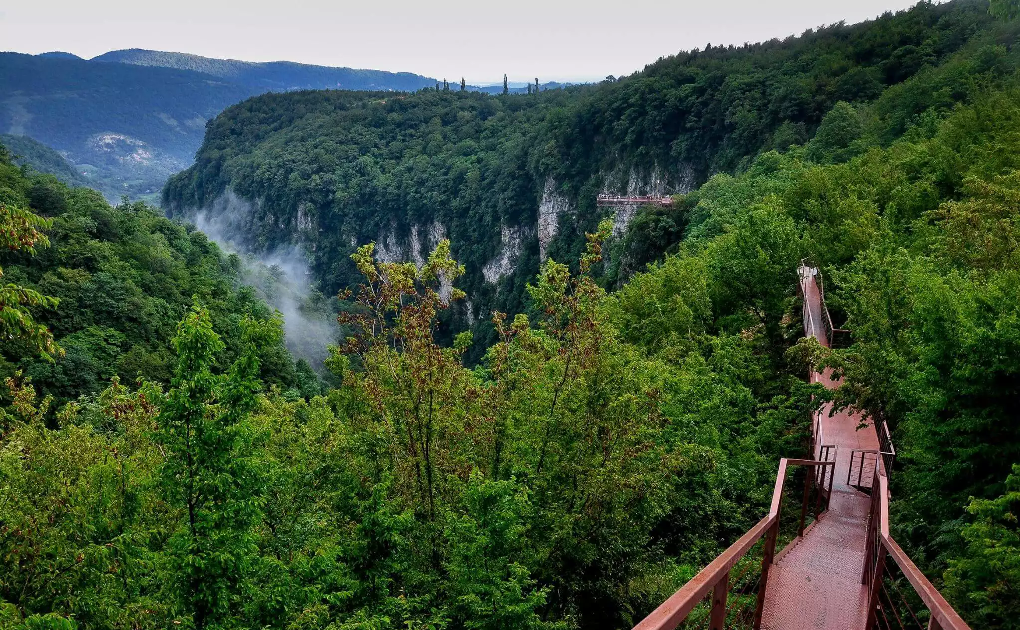 Bosrijk berglandschap in het Bordzjomi-Kharagauli Nationaal Park, Georgië