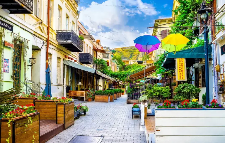 Terrassen en gevels in een straat van de oude stad van Tbilisi