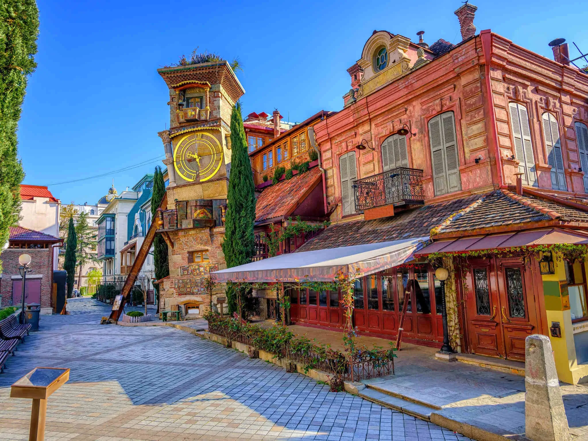 Wandeling door de straatjes van Oud-Tbilisi met houten balkons, Georgië
