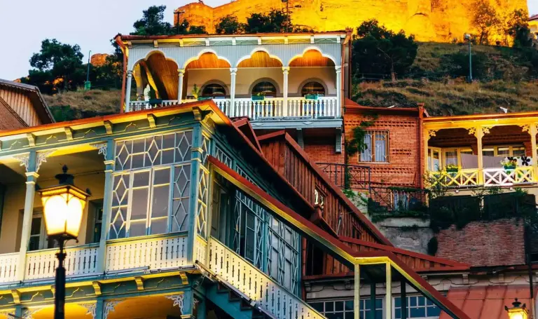 Houten balkons in de oude stad van Tbilisi