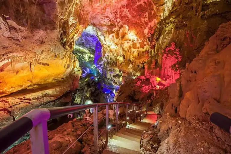 Het wandelpad door de Prometheus-grot